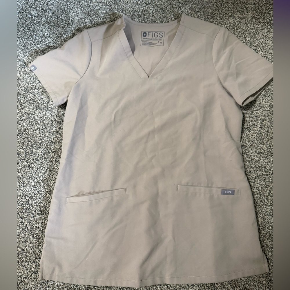 XS 2 pocket boulder figs scrub top